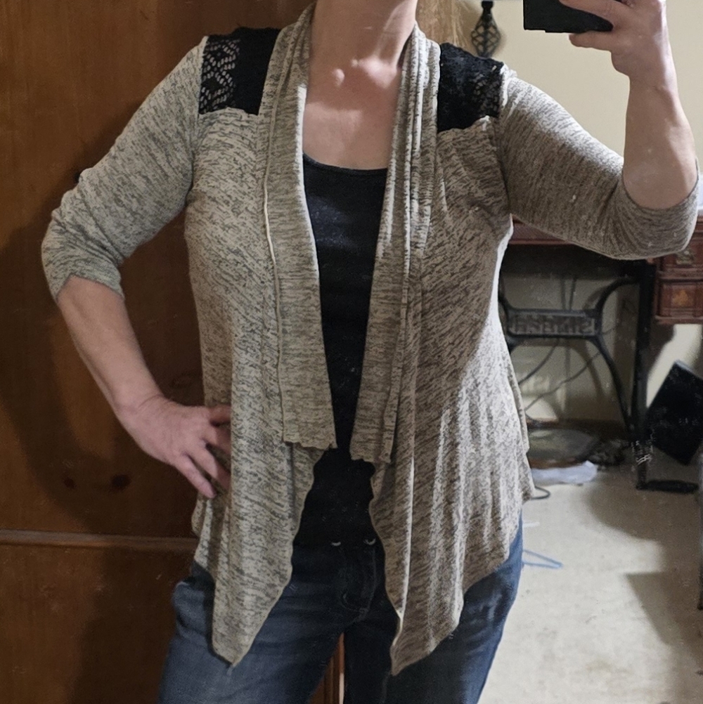 Discreet Women's Gray & Black Open Front Cardigan With Lace On Shoulders & Back